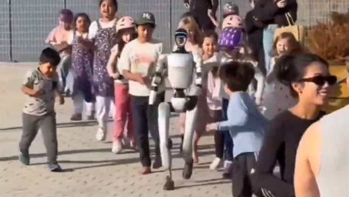 Unitree G1 Humanoid Robot Draws Crowds in NYC Park