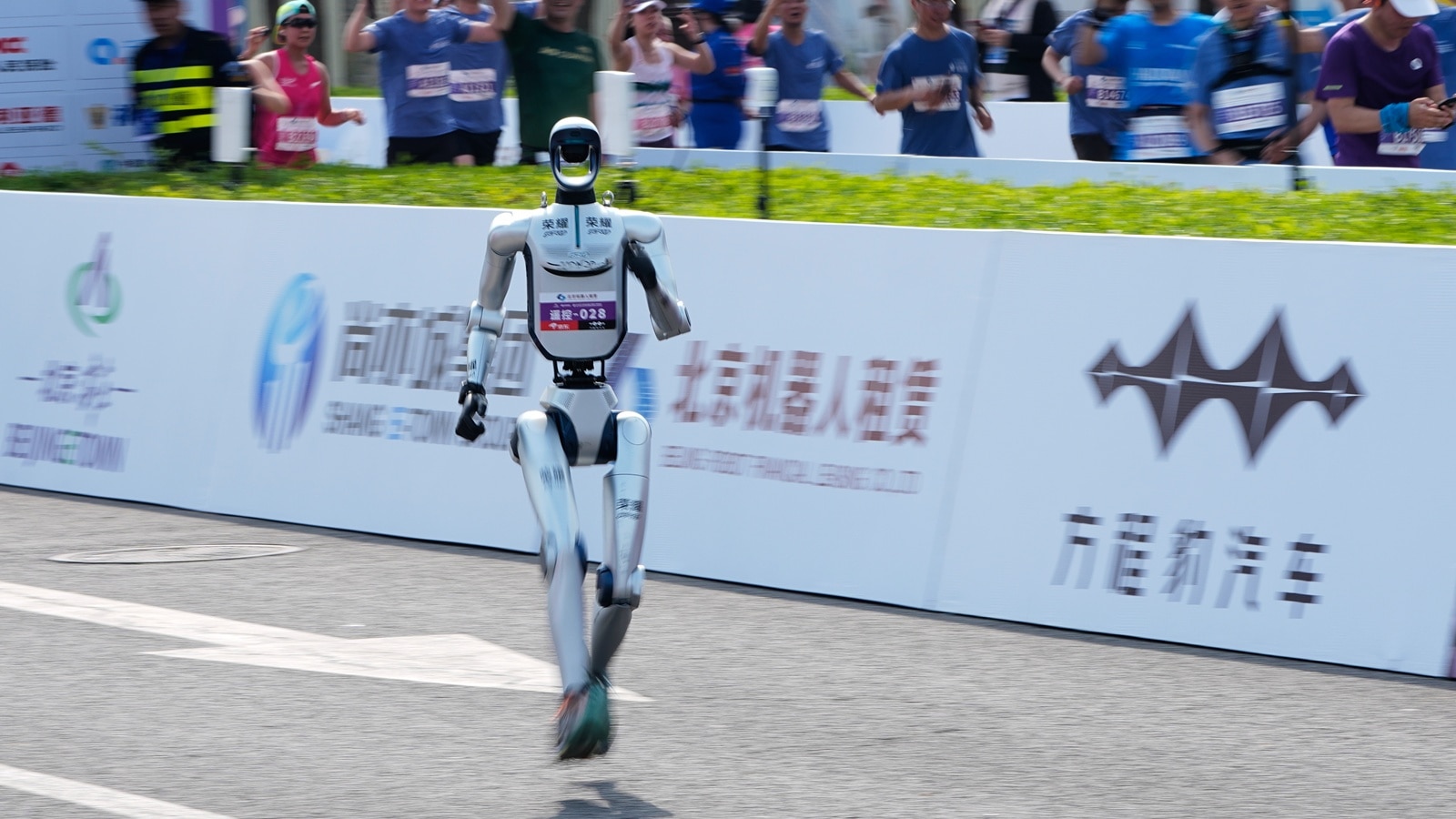 Humanoid robots outperform humans in Beijing half marathon