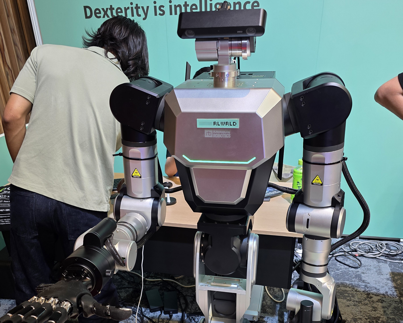 RLWRLD pick-and-place demonstration at the Humanoids Summit Tokyo