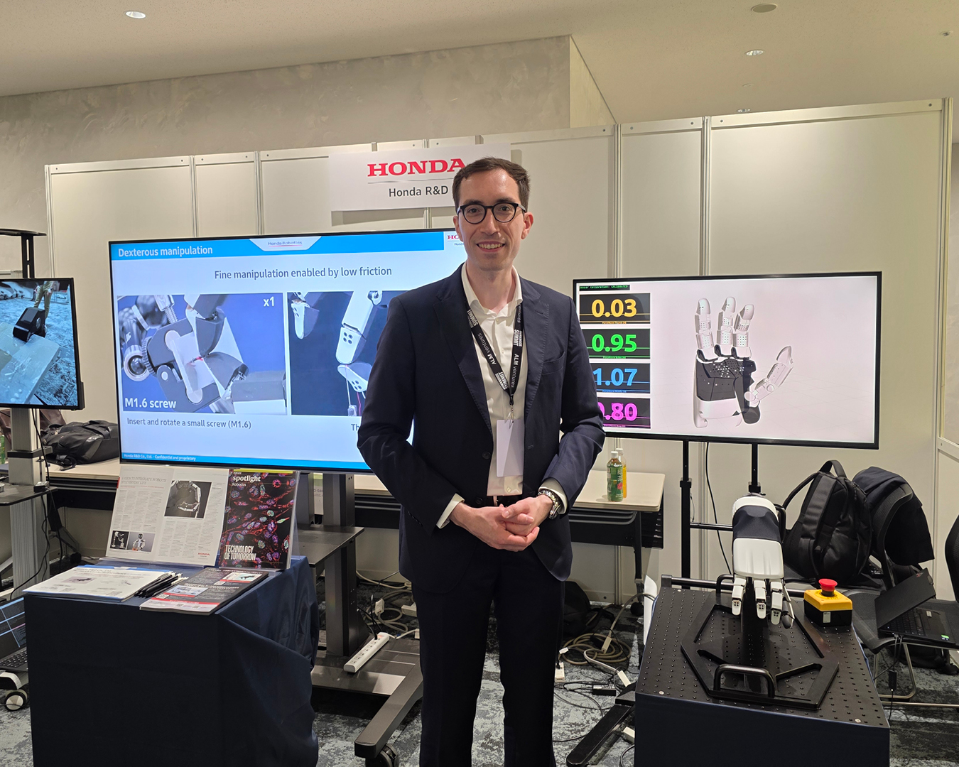 Honda 16-DOF robotic hand demonstration at the Humanoids Summit Tokyo