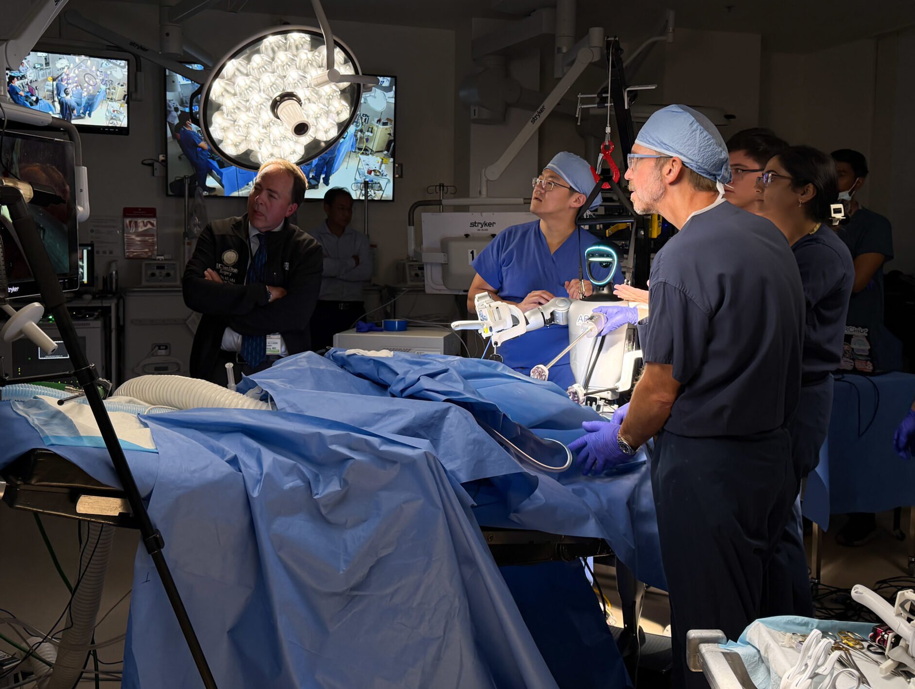 Unitree G1 Humanoids Perform Live Laparoscopic Surgery