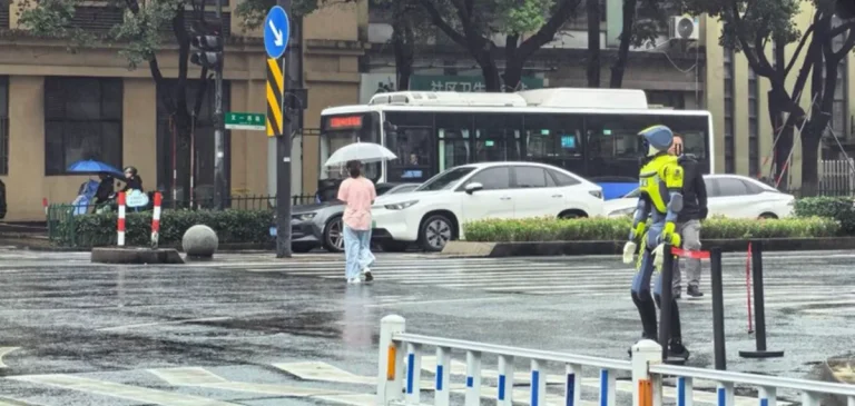 Deep Robotics tests DR02 humanoids on rainy Hangzhou roads